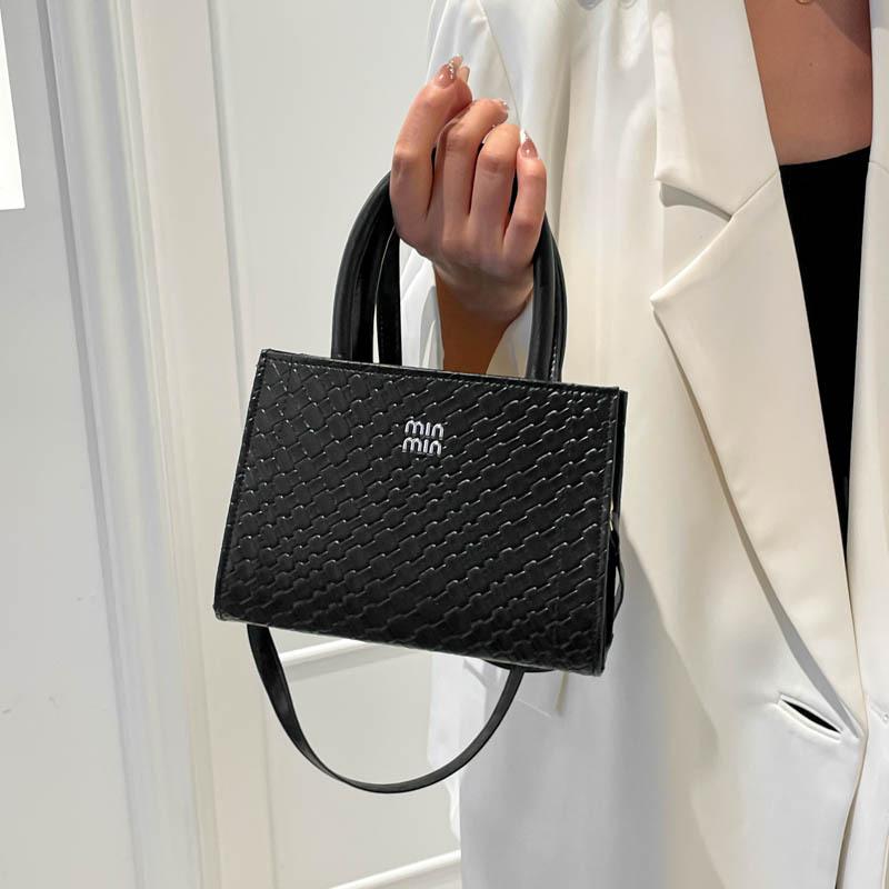 

Autumn new simple solid color small square bag women s retro design sense advanced texture versatile temperament messenger bag чёрный