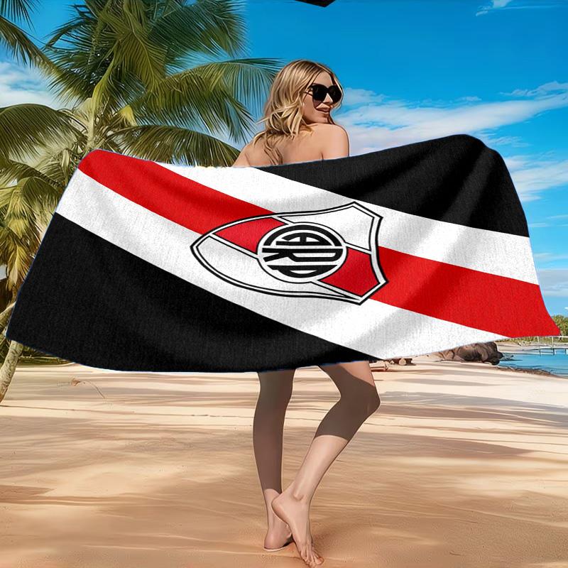 Asciugamano da Spiaggia Emblema River Plate, Asciugatura Rapida, Facile da Curare, Adatto sia per il Fitness che per le Vacanze al Mare, Essenziale Sportivo