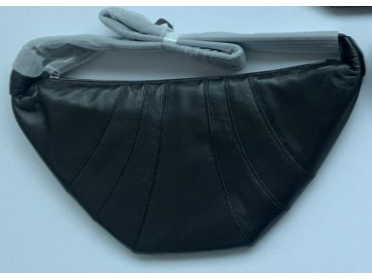 Skórzana torebka na ramię typu croissant: Elegancki neutralny design, unikalny styl listonosza