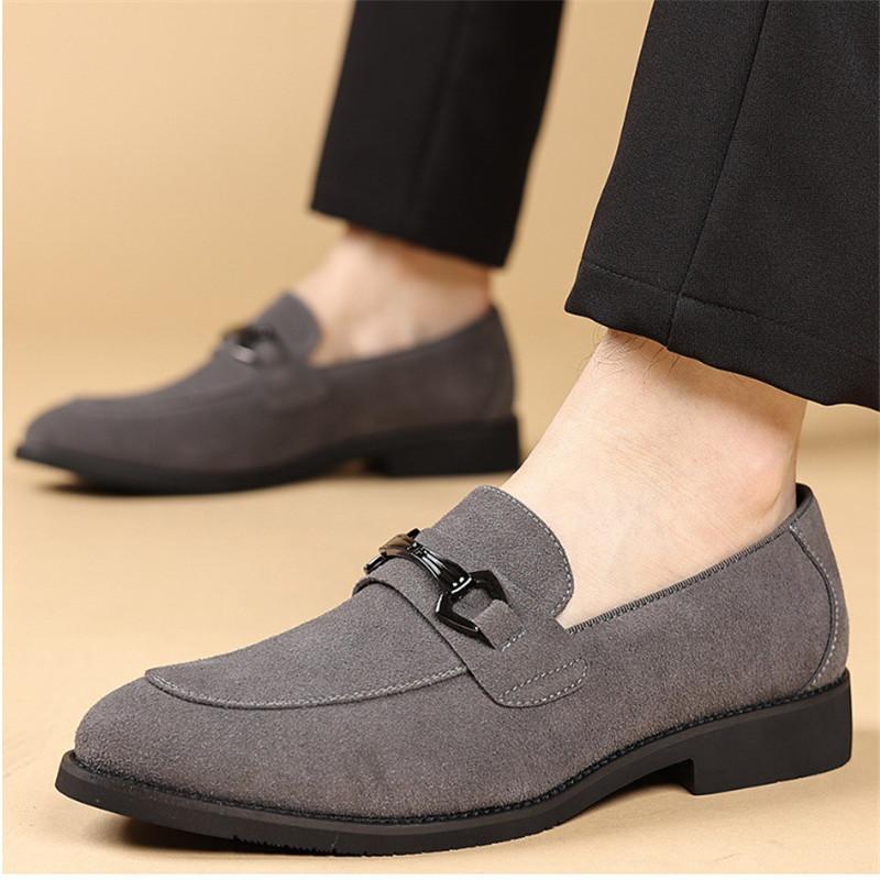 Lyx Trend Designer Nya Mocka Pu Läder Casual Skor För Män Grå Blå Svart Loafer Formell Bröllopsklänning Hemkomst