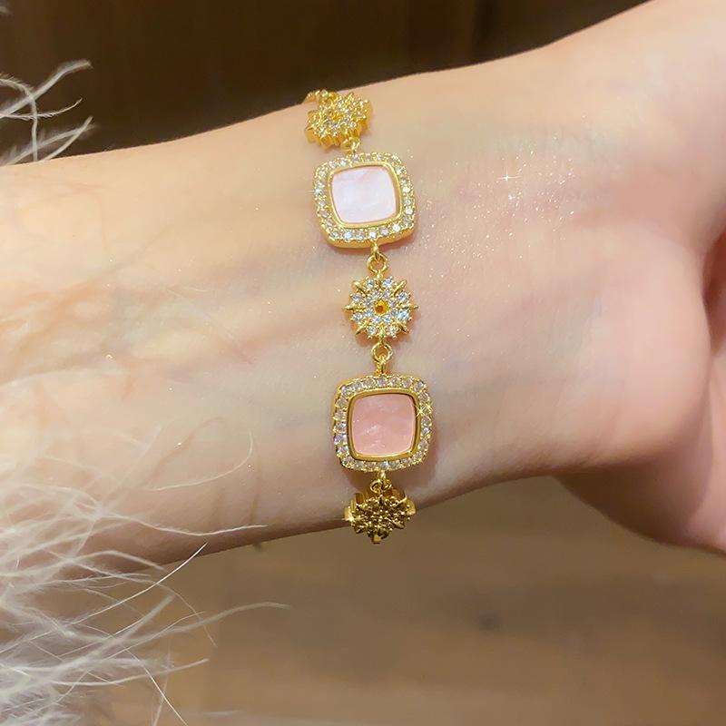 18 Karat Vergoldetes Quadratisches Zirkon-Anhänger-Armband: Exquisites Retro-Armreif für Damen - Leichter Luxus Hochwertiger Schmuck