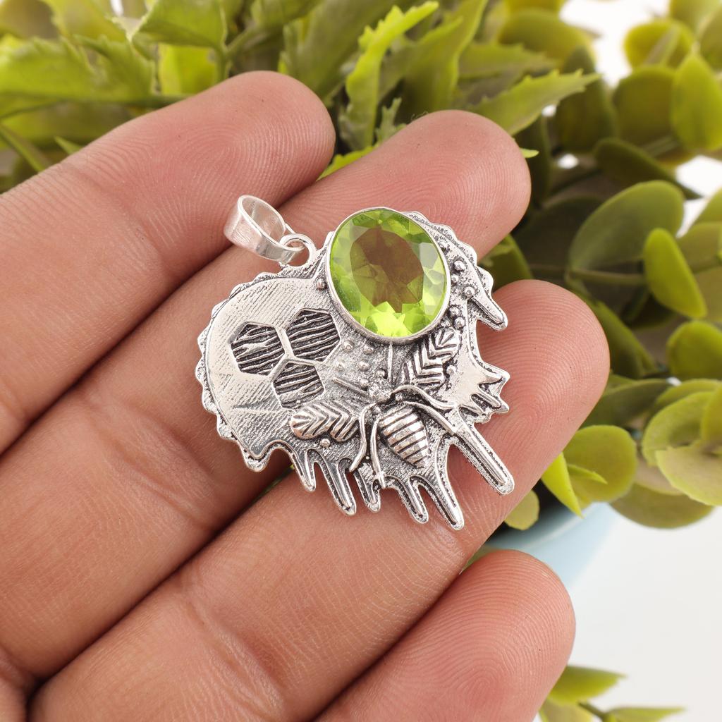 Wisiorek z peridotu, biżuteria z kamieni szlachetnych, wisior z litego srebra próby 925, ręcznie robiona biżuteria, wisior z kamieniem szlachetnym, prezent dla niego