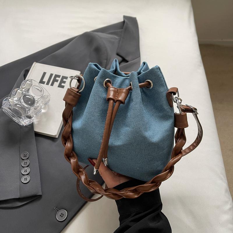 

Маленькая сумка на кулиске женская на плечо сумка-мессенджер 2025 весна новая универсальная ins иностранная джинсовая сумка-ведро тренд