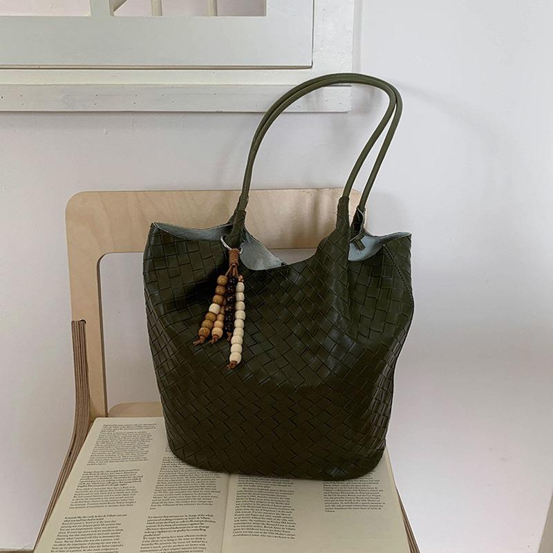 Niche woven pattern hand carrying bucket bag women's new large-capacity commuting shoulder underarm mother and child bag
