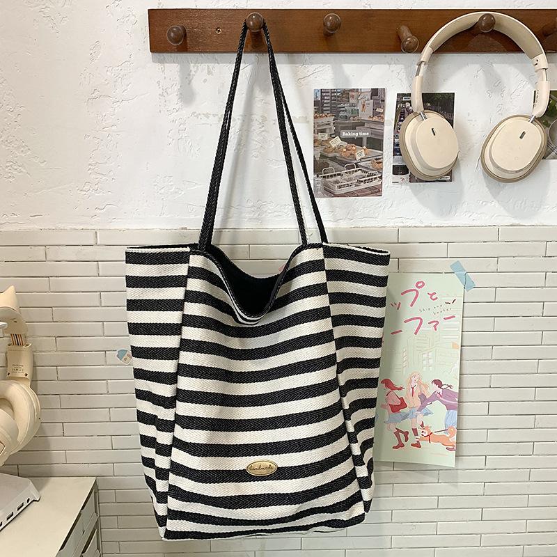 New Large-capacity Simple Shoulder 2025 Light Commute Leisure Foreign Trend Fashion Niche Design Tote Bag