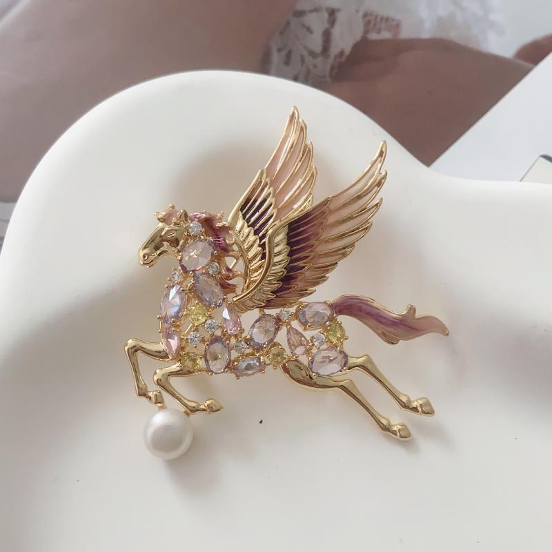 Light Luxury Wing Horse Brooches For Women Fashiona Sweater Coat Decoration Party Casual Pins Accessories Year Gifts
