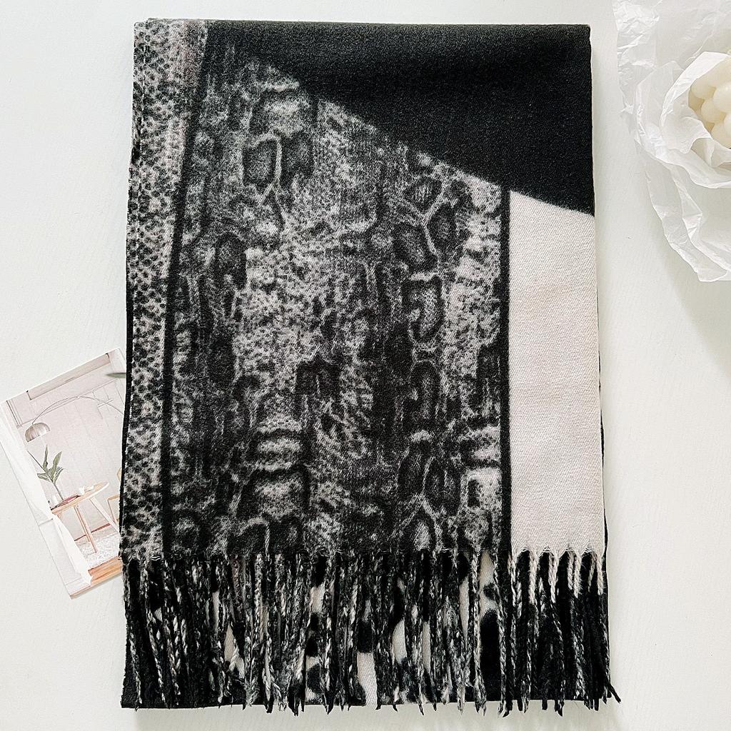 Autumn and Winter New Leopard Print Scarf Women Warm Versatile Scarf Comfortable Stylish Shawl