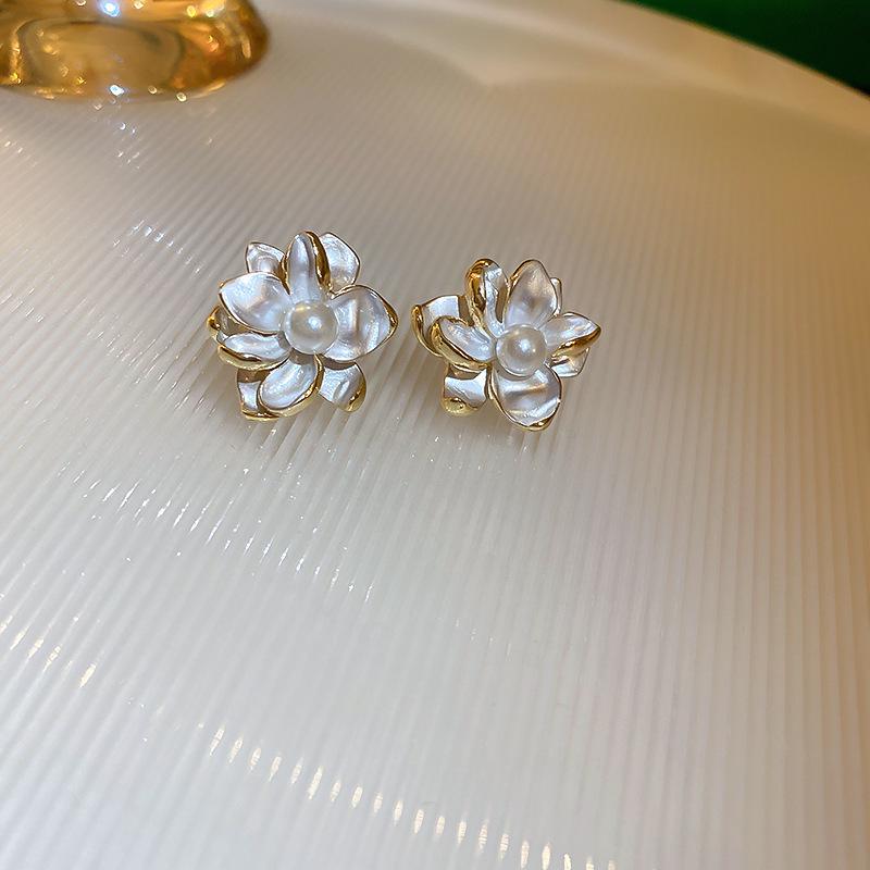 Boucles d'oreilles Fleur Géométrique Élégantes: Clous luxueux et polyvalents pour femmes