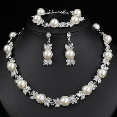 Elegantes Europäisches & Amerikanisches Retro Perlenhalsketten-Set mit Schlüsselbein-Kette und Braut-Accessoire-Armband