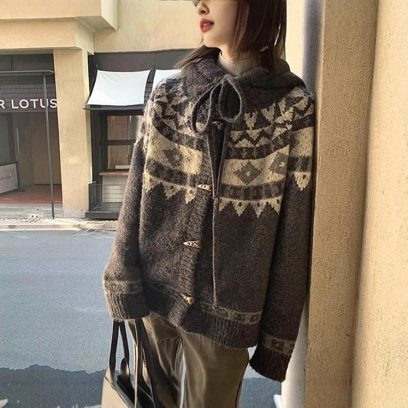 Retro lazy wind hooded sweater women's autumn and winter new design sense single-row horn buckle thick warm knitted top