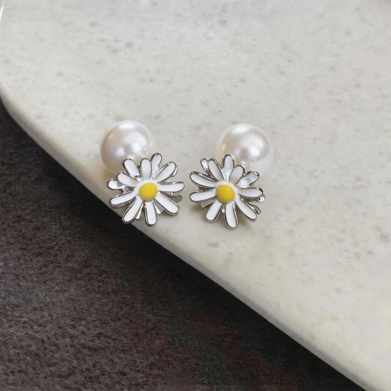 Elegant Pearl Daisy Flower Stud Earrings - Fresh, Versatile Ear Jewelry with Silver Needle for Women