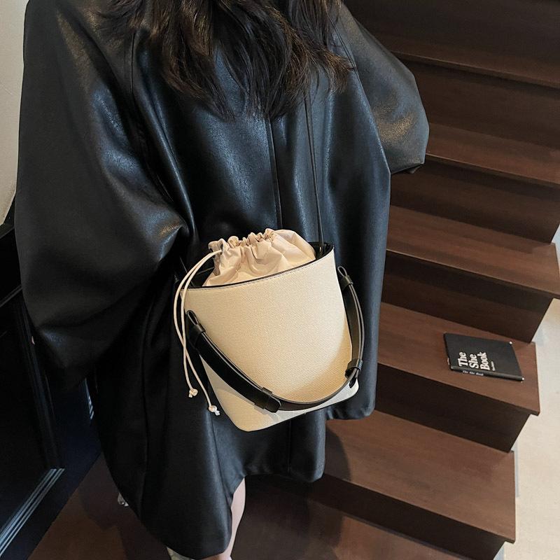 

2025 new contrasting color canvas bucket bag women s high-end niche design commuter single shoulder portable crossbody hand bag