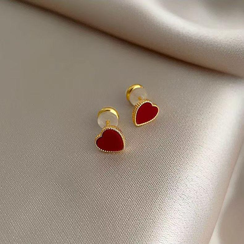 

Минималистичные серьги-сердечки 2024: Трендовый, Высококлассный Стиль с Уникальной, Универсальной Элегантностью.