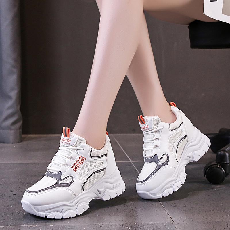 

Модная трендовая вулканизированная обувь 2024 Новая сетчатая дышащая с внутренней высотой увеличивающей рост спортивная толстая подошва для бега повседневная женская обувь кроссовки 40