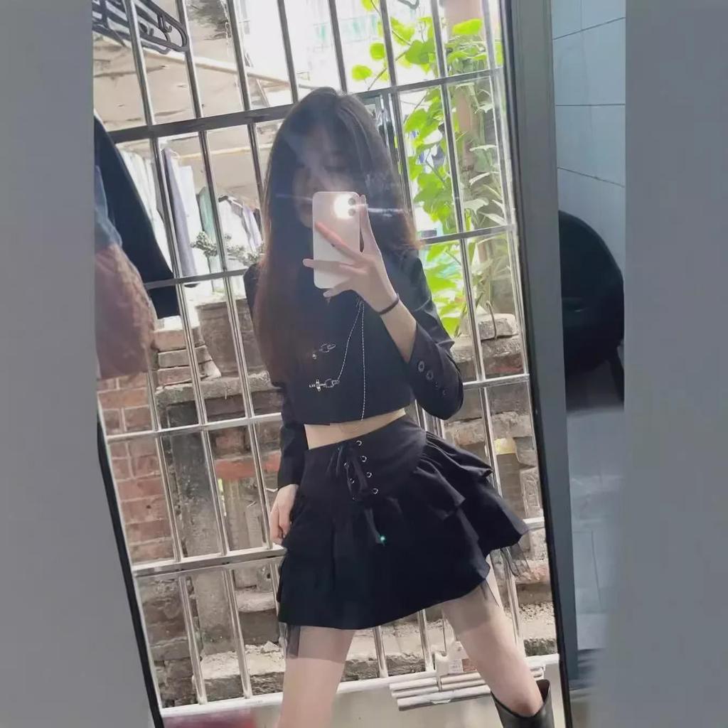 Dámská drobná černá áčková sukně s vysokým pasem přes boky - vysokoškolský styl, léto 2025