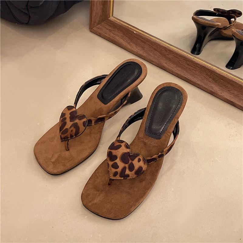 

Клиновидный каблук любовь туфли на высоком каблуке щипать шлепанцы женская обувь носить 2025 лето темперамент сандалии 39 цветной печати леопарда