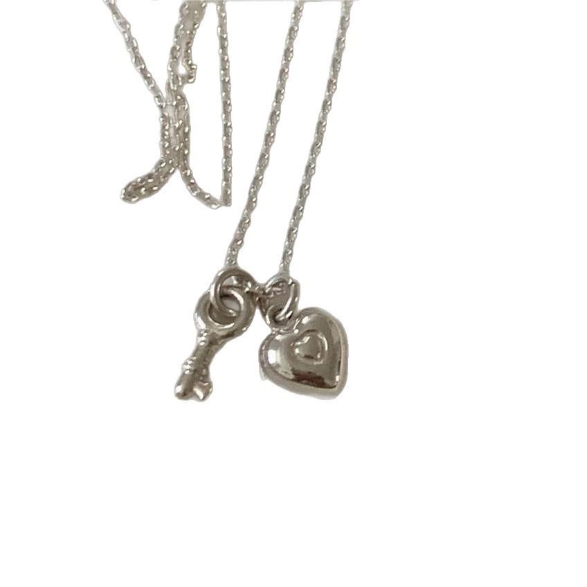 Cupronickel Plated Heart Key Necklace - Stylish, Simple, and Luxurious Collarbone Jewelry.