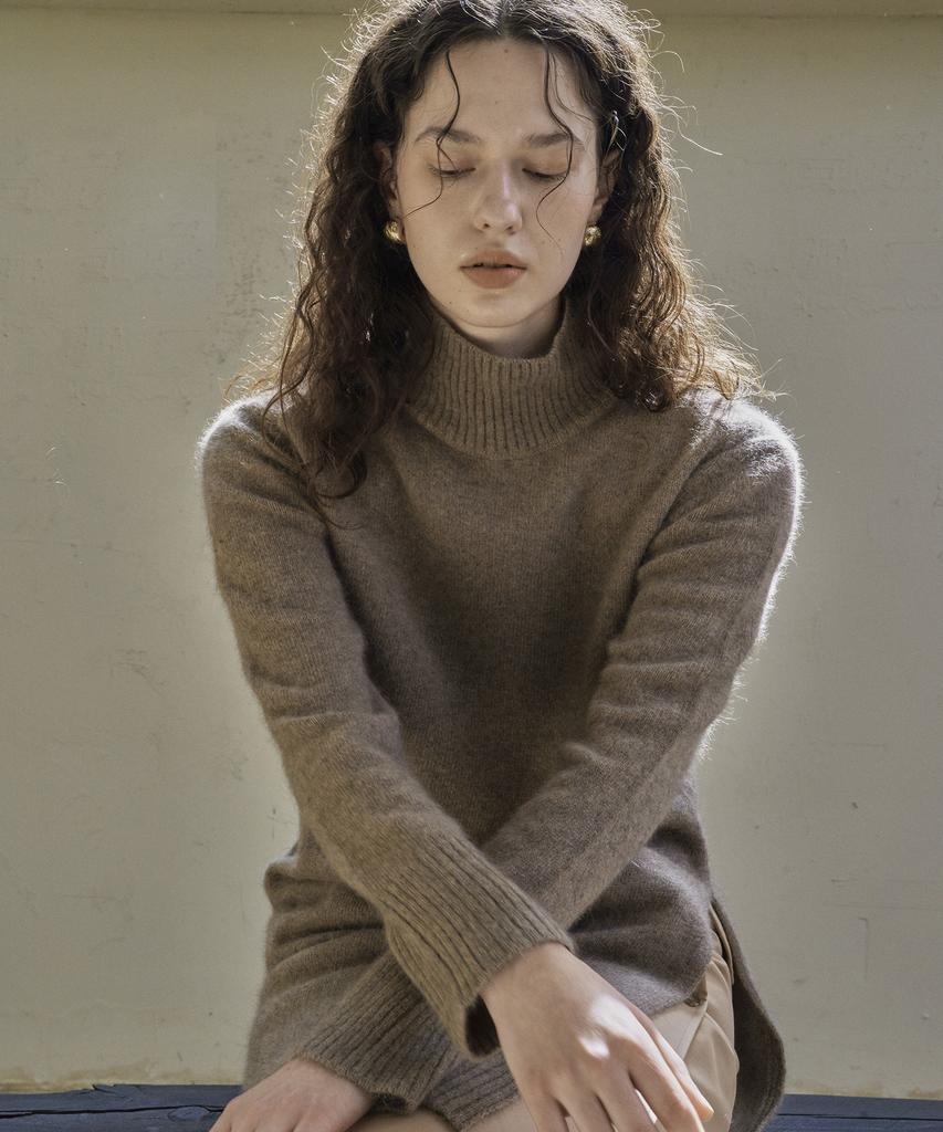 Kkeulle Side Slit Turtleneck_Alpaca