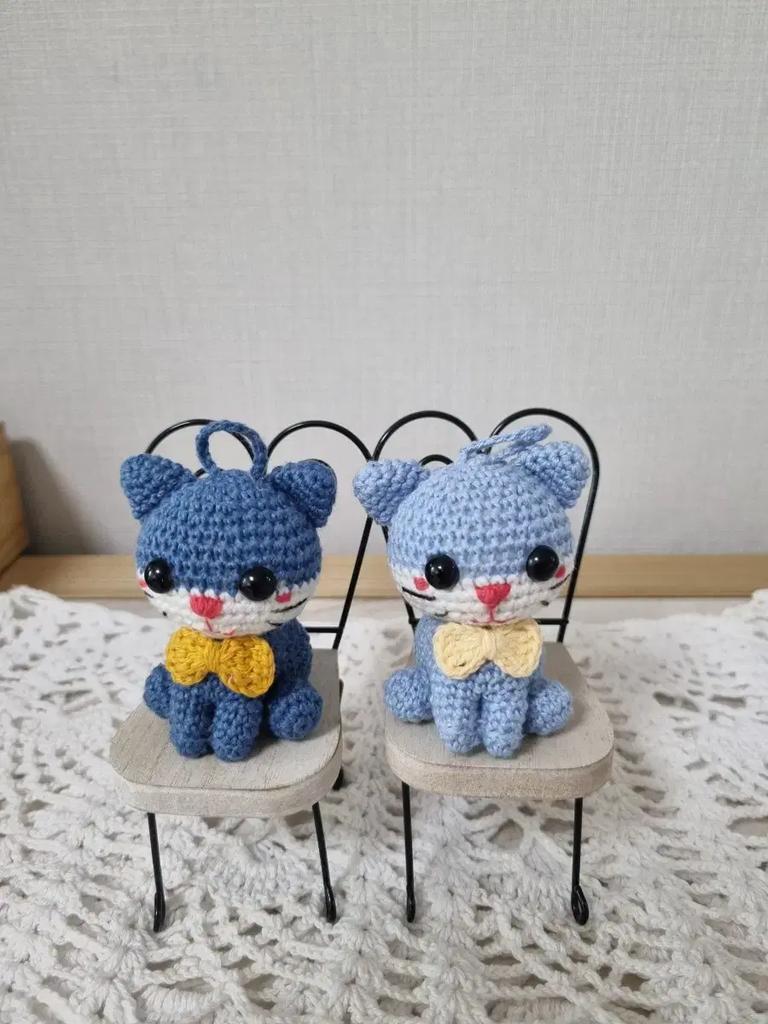 Handstickade dockor (kattnyckelring par)