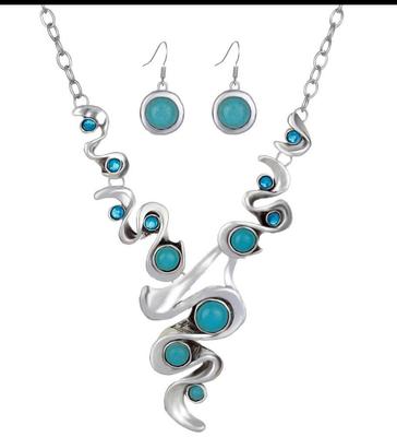 Ensemble collier et boucles d'oreilles en argent tibétain et turquoise de Bohême