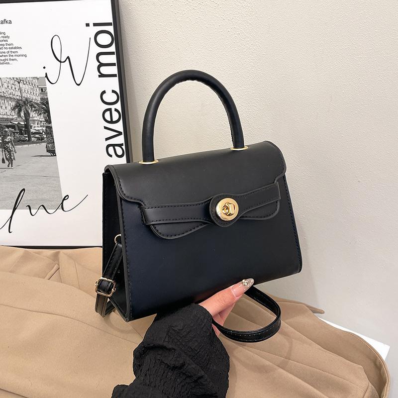 

Fashion retro versatile spring new small square bag women s niche design solid color trend personalized commuter messenger bag чорний