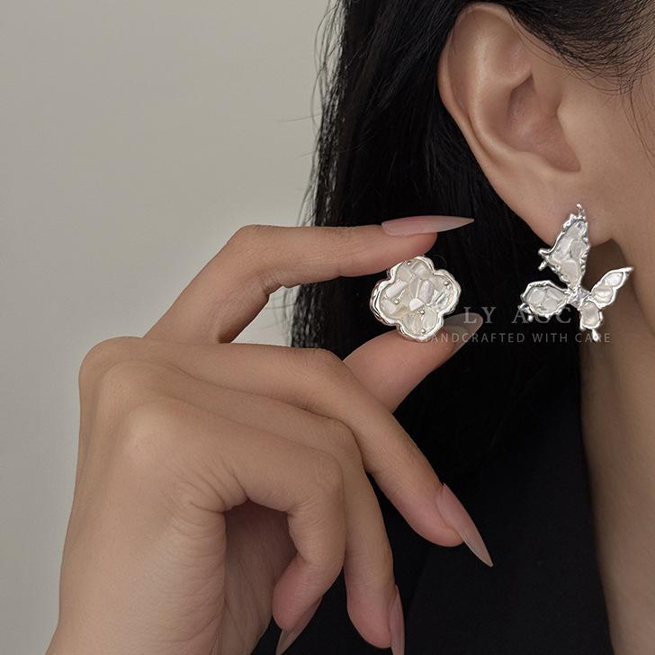 Silver Four-leaf Clover Butterfly Shell Earrings Niche Cold New Chinese Temperament Earrings Fashion Versatile High-end Earrings