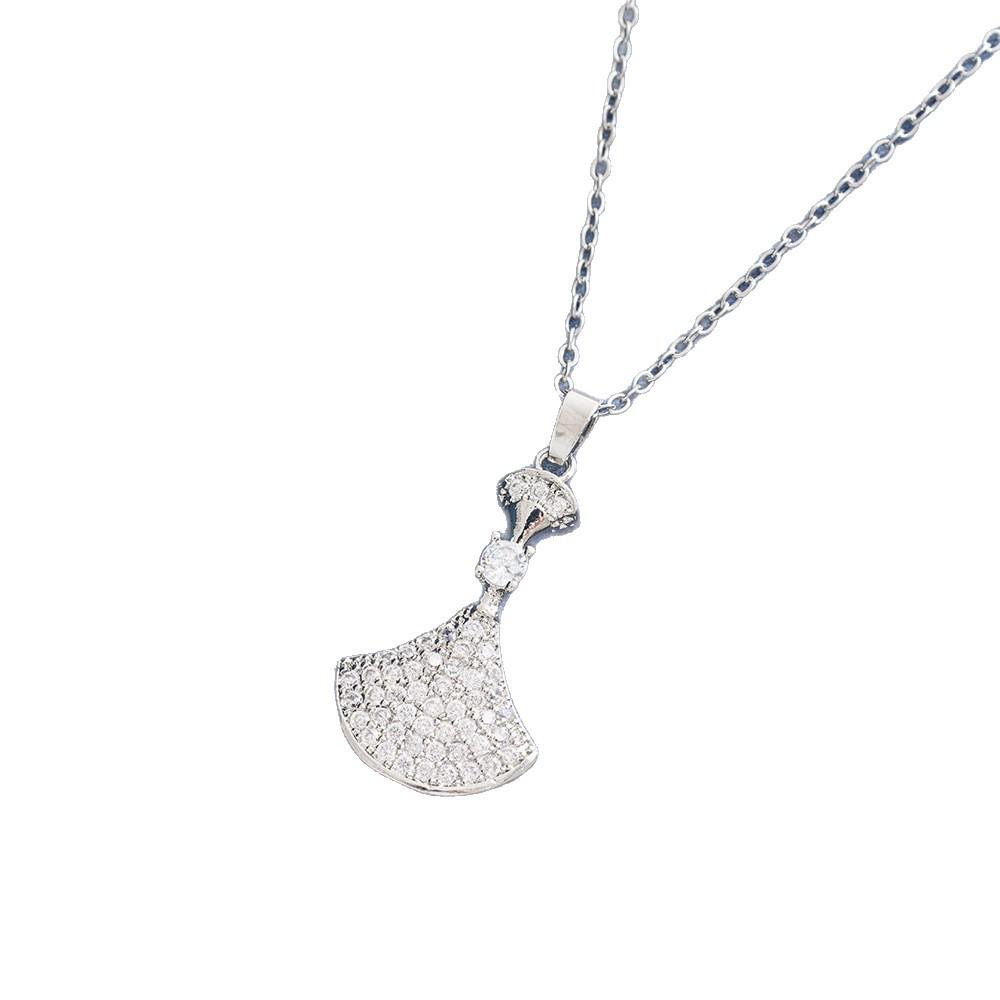 Elegante Collana in Acciaio di Titanio con Diamanti e Ciondolo a Forma di Ventaglio
