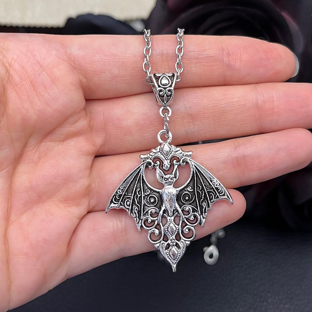 Vintage Gothic Fledermaus Anhänger Halskette mit Retro geschnitztem Design und gealterter Schlüsselbein Kette