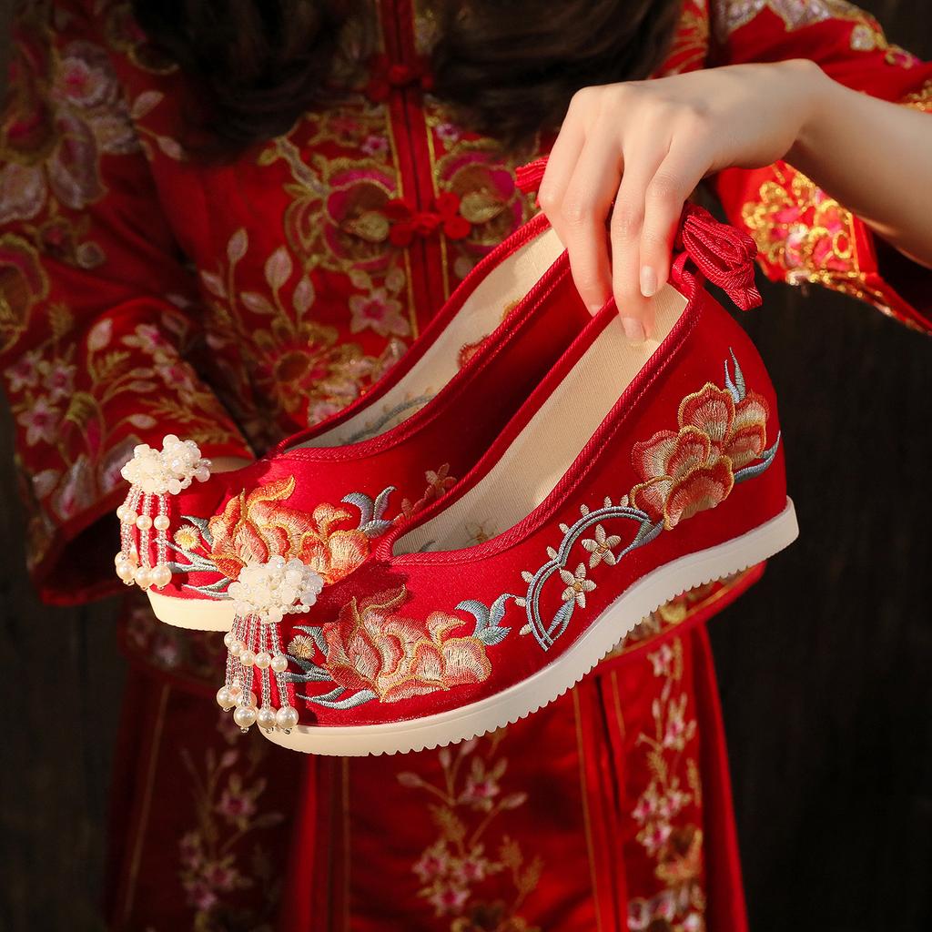 Elegant Embroidered Flower Shoes Hanfu Style Women's High-Rise Shoes Cotton Lined Slip-On Traditional Chinese Costume Footwear