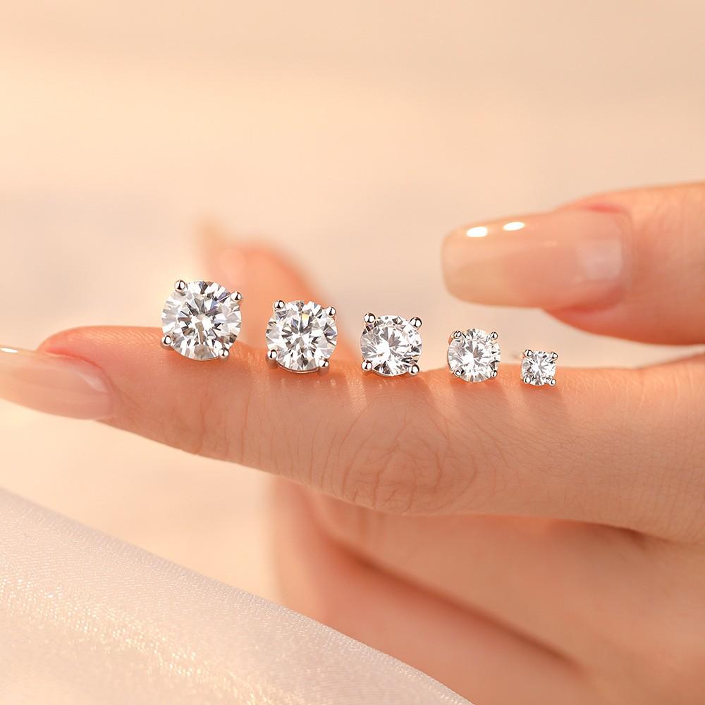Classic One Carat Moissanite Four-Prong Stud Earrings, s925 Sterling Silver - Versatile Light Luxury Fashion for Women