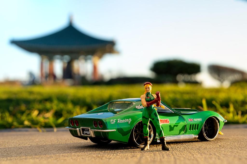 Street Fighter 1/24 Scale Diecast Model Car with Figure: 1969 Chevrolet Corvette Stingray + Cammy