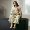 Figurina Compagna da Scrivania in Resina di Gesù, Statua Fatta a Mano di Gesù Cristo con Design Seduto, Statua di Gesù con Segno 'Io Sono Sempre con Voi' Decorazione, Statuetta Religiosa Serena