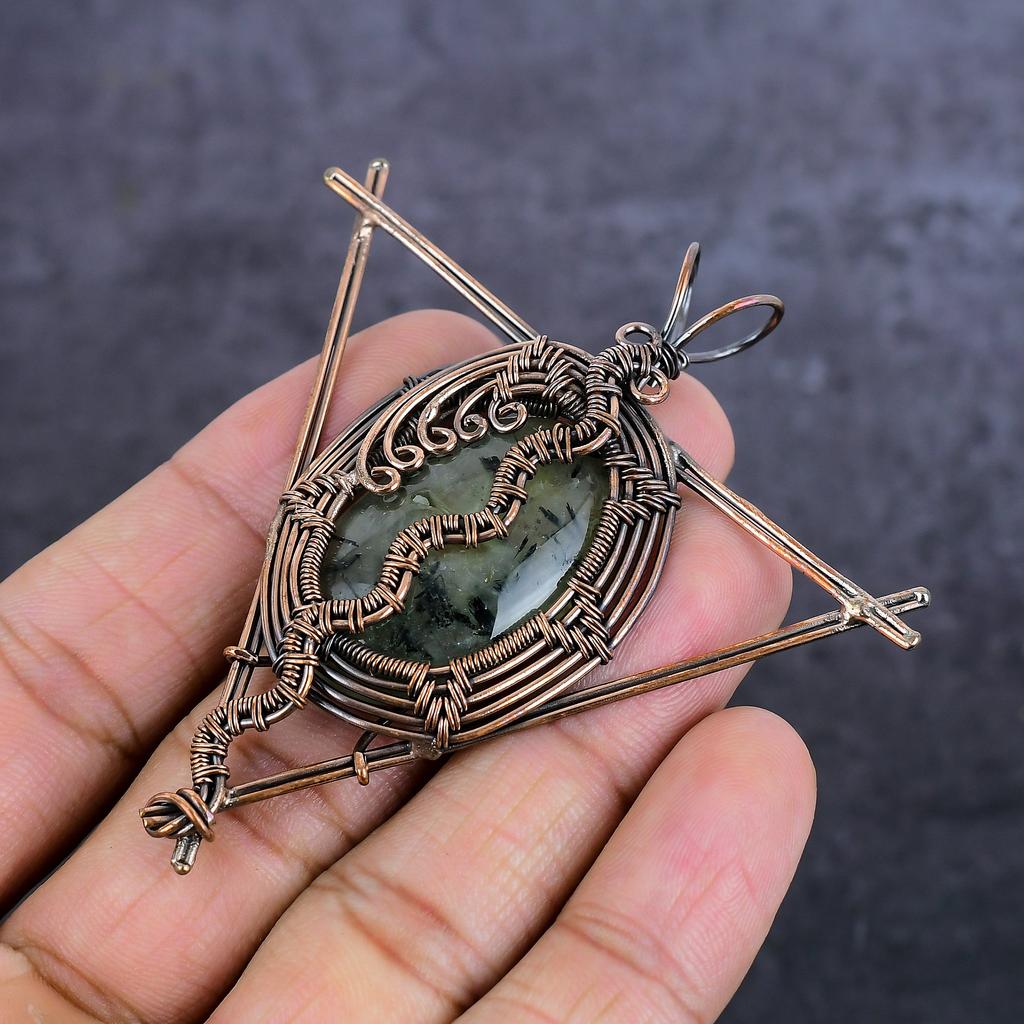 Naturlig Prehnit Ädelsten Handgjord Koppartråd Wrap Smycke Hänge 2.96" D4l86