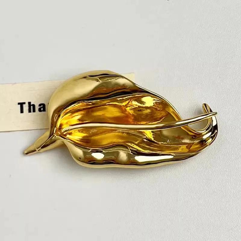 Vintage Metal Leaves Flower Shape Brooch for Women Unique Delicate Suit Corsage Pins Fashion Accessory Party Jewelry