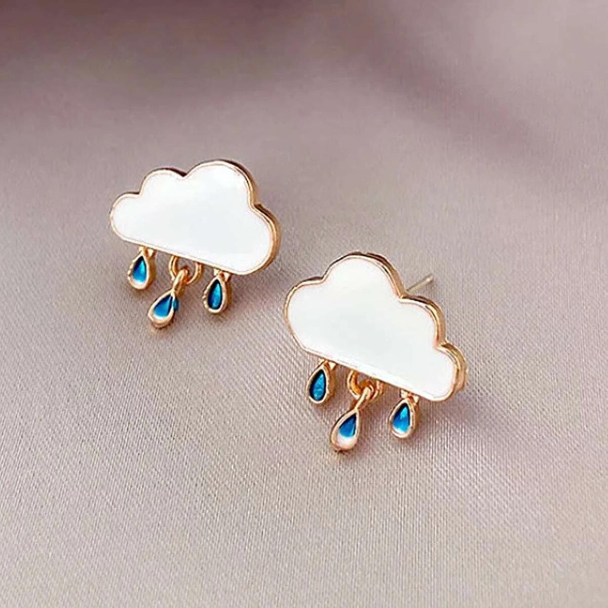 

Простые металлические серьги-гвоздики с маленькими облаками и синими каплями воды, короткие темпераментные, маленькие свежие и антиаллергенные универсальные серьги. белый