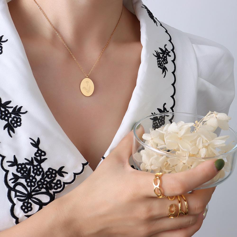 Elegant Minimalist Double-Sided Oval Rose Pendant Necklace in Gold