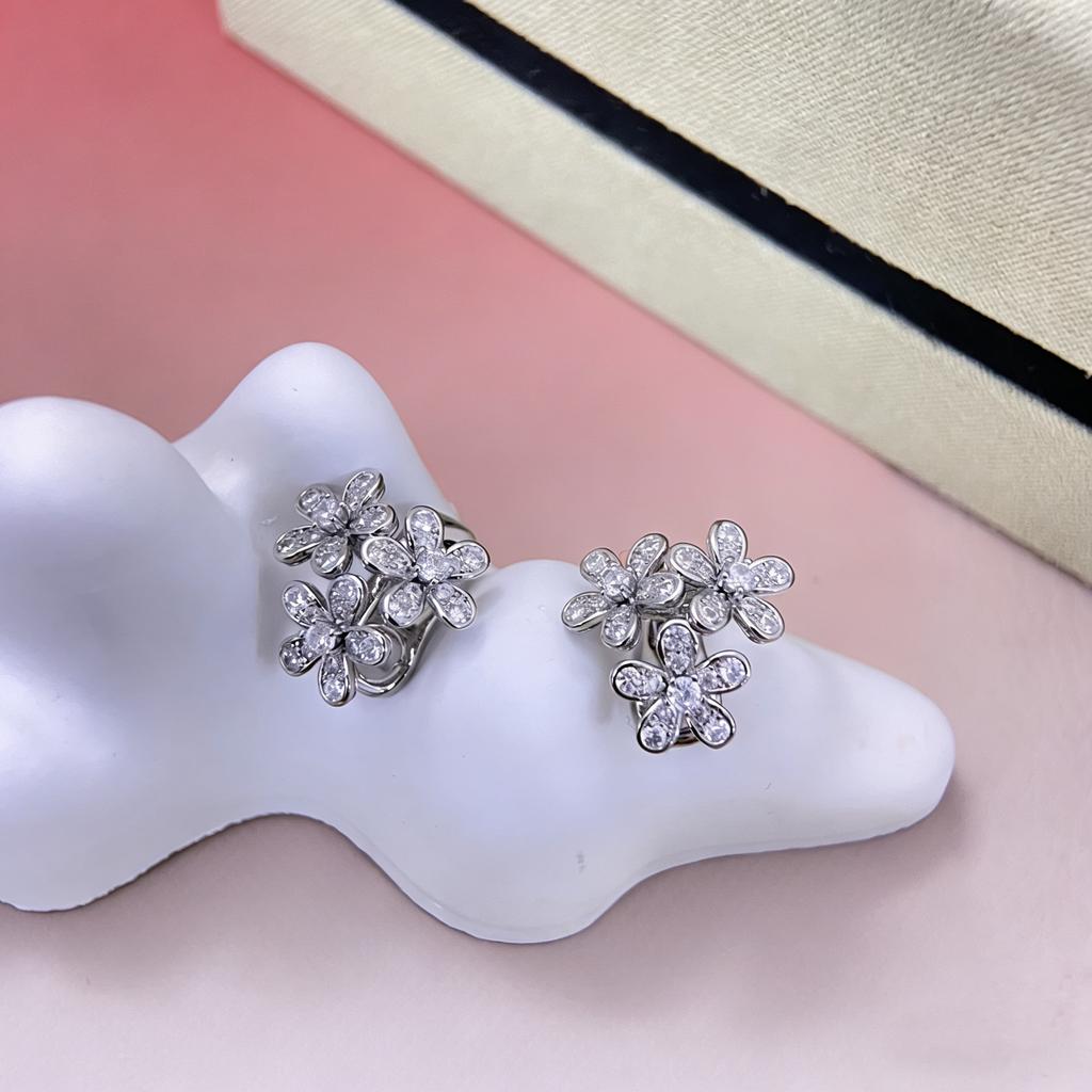 Flower-shaped Diamond-encrusted Ear Stud Women Can Wear, Adding Rivet Elements Fashionable and exquisite high-end customized electroplating 18k gold