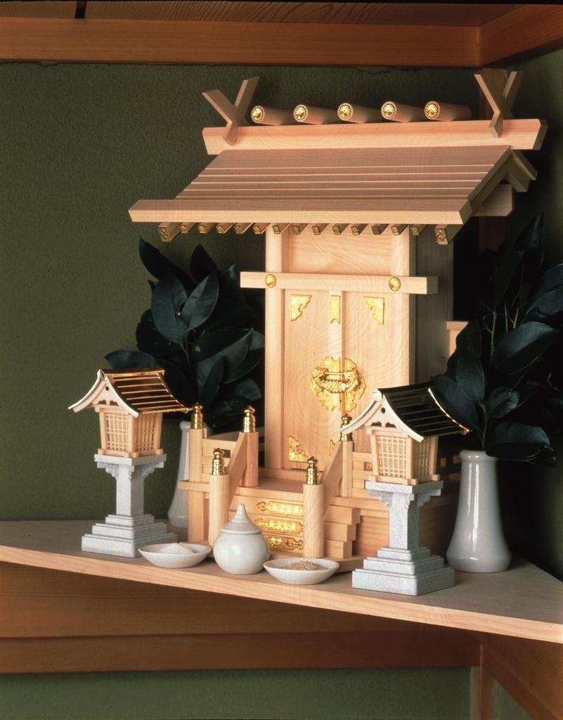 Fukushodo LED Lantern for Shinto Shrines [Made In Japan, Easy To Turn On, Automatic Turn Off] Buddhist Altar Lantern, Battery-Operated LED