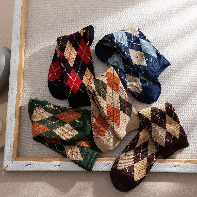 10 par/parti Damstrumpor med ränder Hög kvalitet Rutmönster Diamantmönster Harajuku Kammad Mellanhöga Färgstarka Bomullsstrumpor
