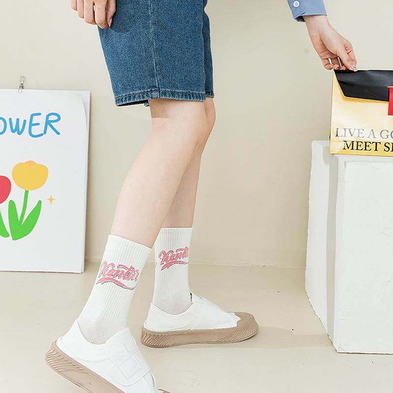 Cute Female Spring and Autumn American retro personality mid-tube socks art college wind sports socks cotton socks