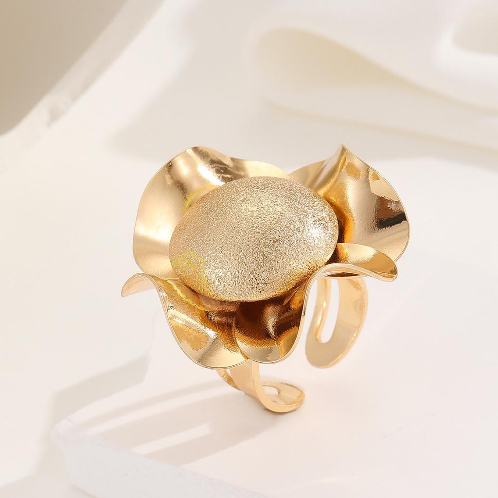 Golden Round Flower-shaped Open Ring for Women, Fashionable Retro Exaggerated Large Ring Accessories Gift