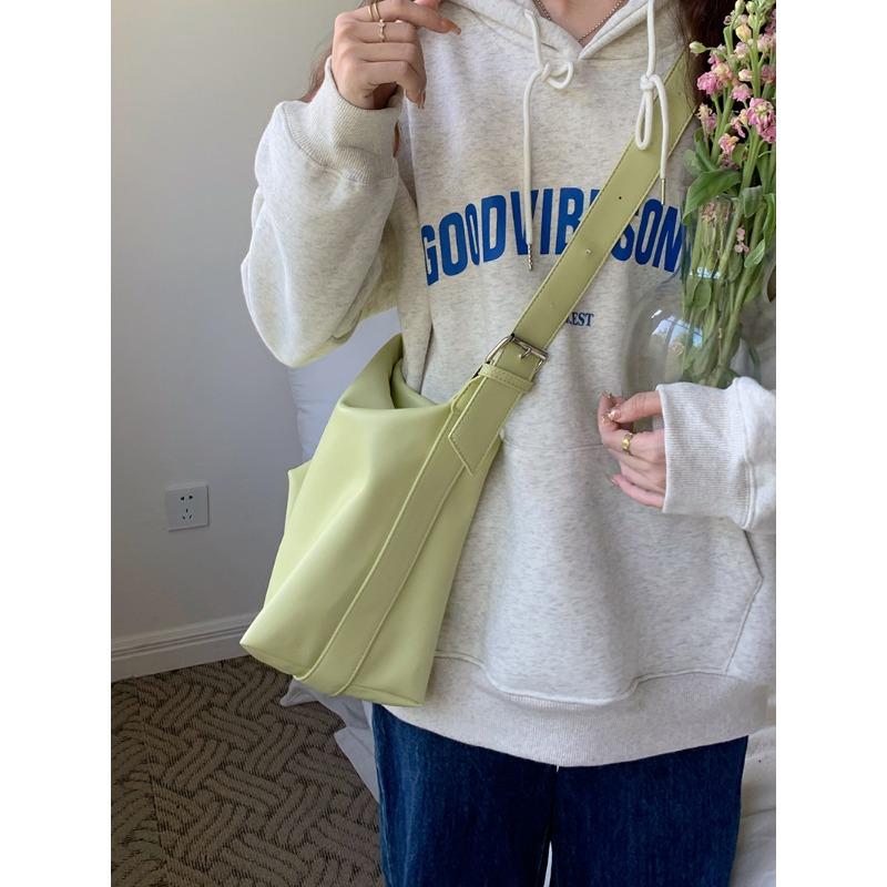 Bag Women's New Casual Fashion Simple Summer Girls Large-capacity Messenger Bag Commuter Tote Bag