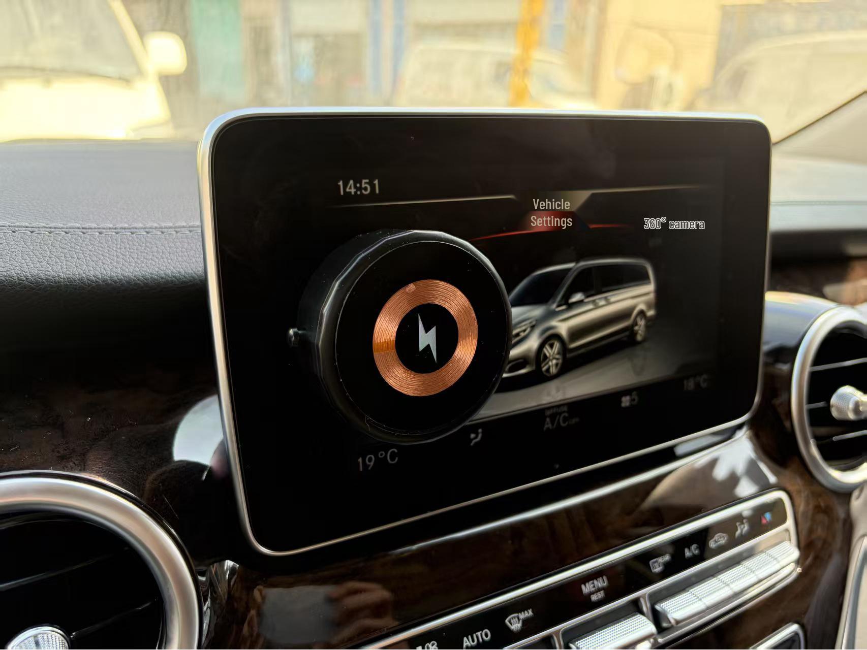 Magnetic Wireless Charging Car Phone Holder with Strong Vacuum Suction, Universal Design 2026 чёрный