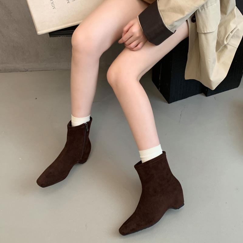 Inre höjdökning 4 cm retro mocka små korta stövlar sidodragkedja fyrkantig tå temperament elastiska tunna stövlar
