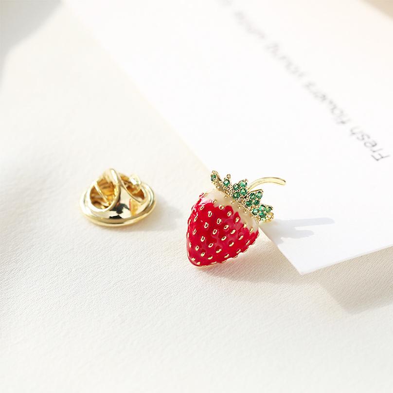 Mini Cute Japanese-style Small Strawberry Brooch for Women, Prevents Wardrobe Malfunction, Fashionable and Personalized Fashion
