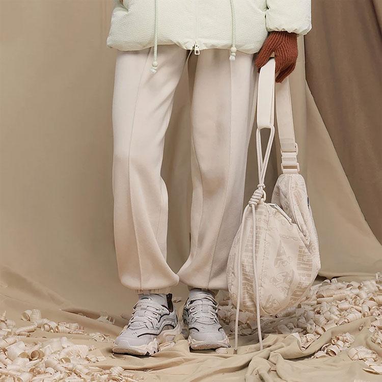 Li Ning Sports Lifestyle Series Solid Color Mid Waist Cuffed Fleece Knit Sweatpants Women Bottoms Fog-Khaki AKLT908-5