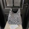 Plyšová taška tote s leopardím potiskem - Dámská všestranná podzimní/zimní taška přes rameno s velkou kapacitou