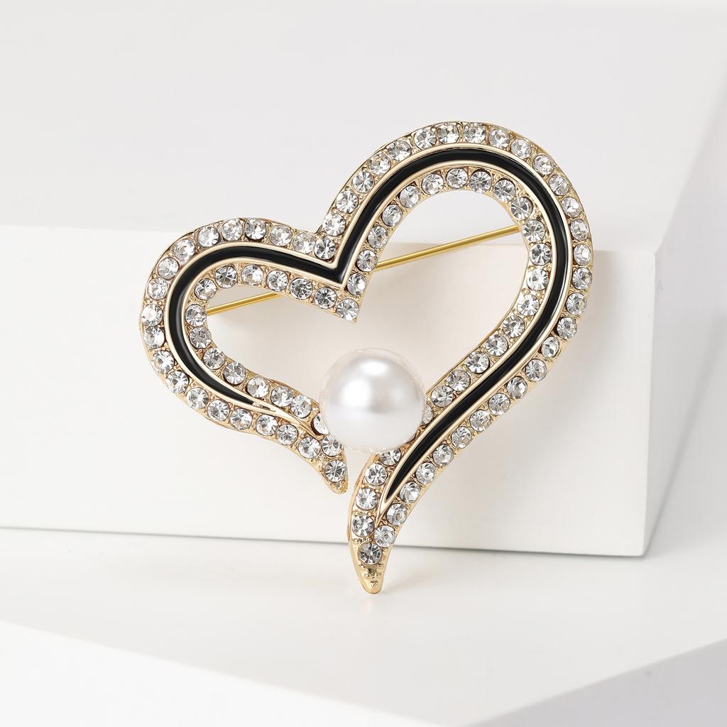 Simple Pearl-Set Diamond Love Brooch, High-End Exquisite Heart-Shaped Corsage Fashion Coat, Shawl Anti-Light Buckle