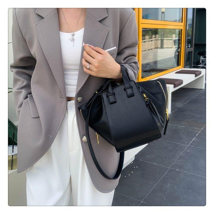 2025 autumn and winter new fashion high sense casual simple trendy women's bag texture niche versatile messenger bag handbag