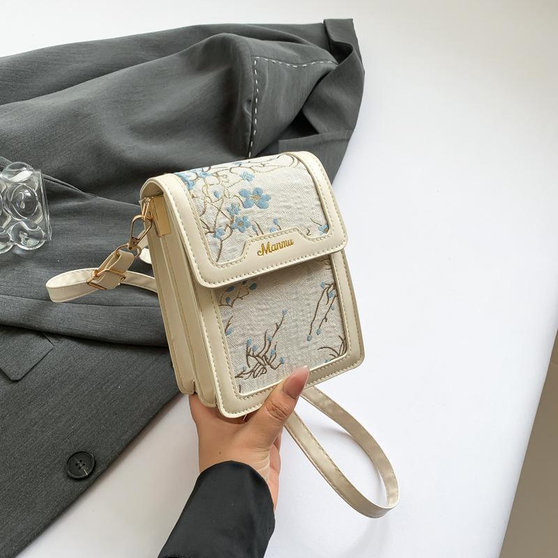 

Simple and fashionable small square bag women s 2024 new trend casual shoulder bag commuter bag simple and fashionable messenger bag